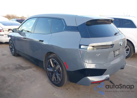 2023 BMW Ix xDrive50 z USA, uszkodzony, nr VIN WB523CF09PCL74619